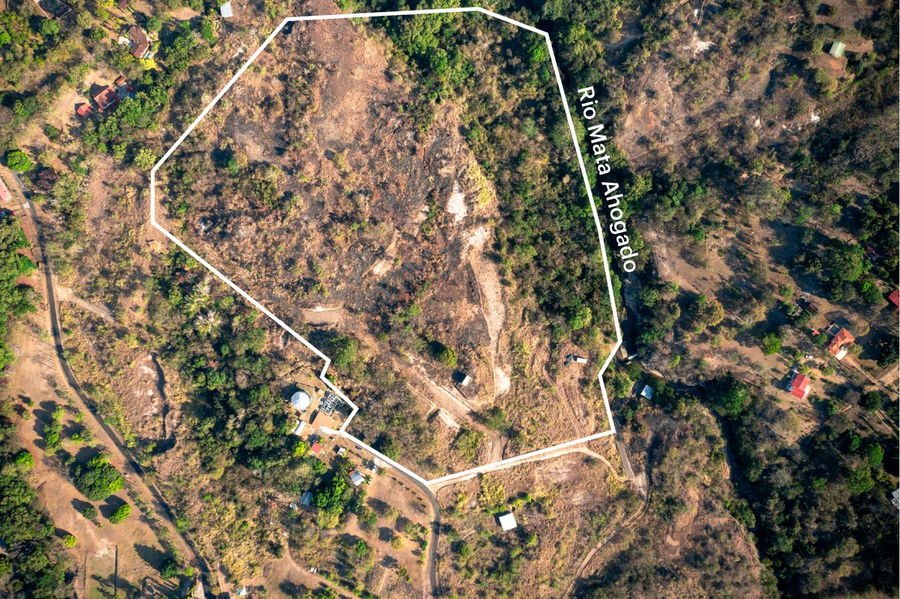 Vista aérea del terreno de San Carlos con su perímetro delimitado y el Río Mata Ahogado en el borde oriental